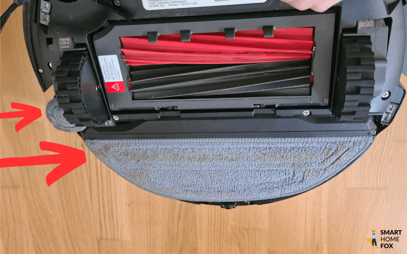 Der dreckige Wischmopp des Roborock S8 MaxV Ultra ist vor der Reinigung an der Service-Station zu sehen.